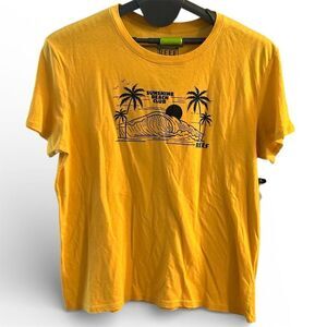 Reef Men's Yellow Graphic Print Tee Size M Beach Sunset Short Sleeve